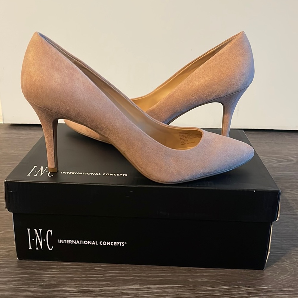 Womens pumps.